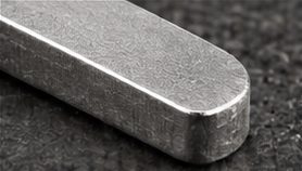 Bearbeitete Metallkante ohne sichtbaren Grat
